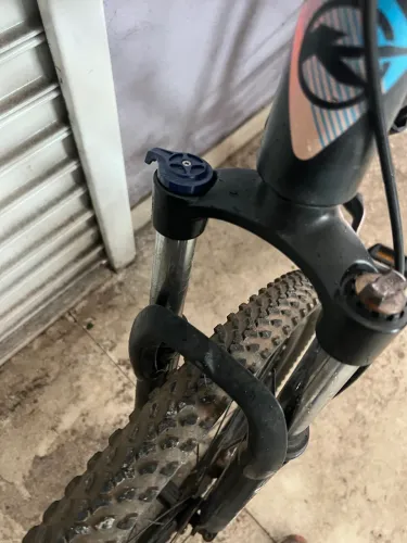 Vendo duas bicicletas uma preparada pra trilha e outra de manobra