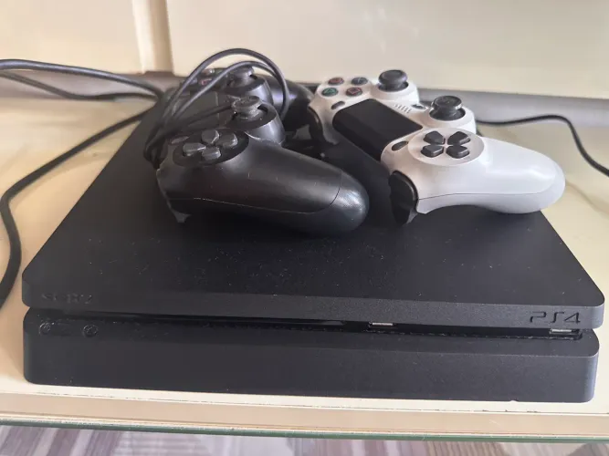 Vendo Ps4 slim todo original com dois controle.