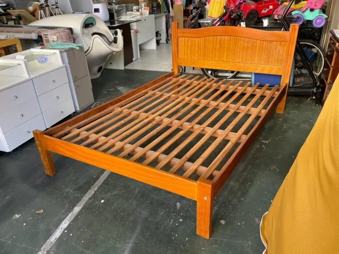 Cama de Casal em Madeira Maciça 