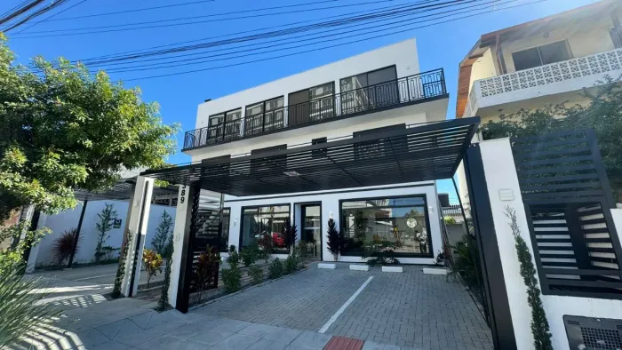 Sala comercial e apartamento com três dormitórios no Estreito em Florianópolis