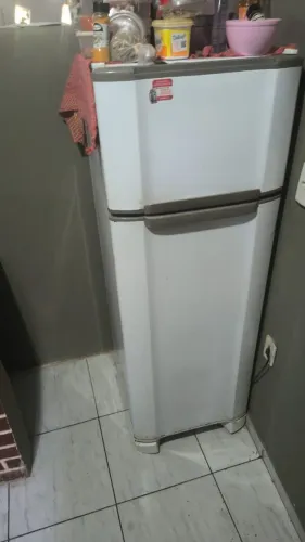 Vende-se geladeira boa toda