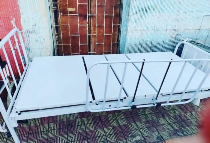Cama hospitalar com colchão e colchão pneumático, precisa fazer reparo no eixo esquerdo!