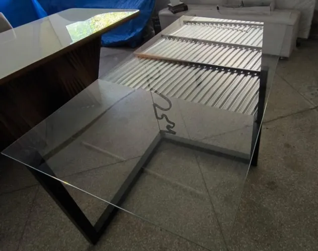 Vendo mesa de vidro temperado 8mm com base de ferro 50x50