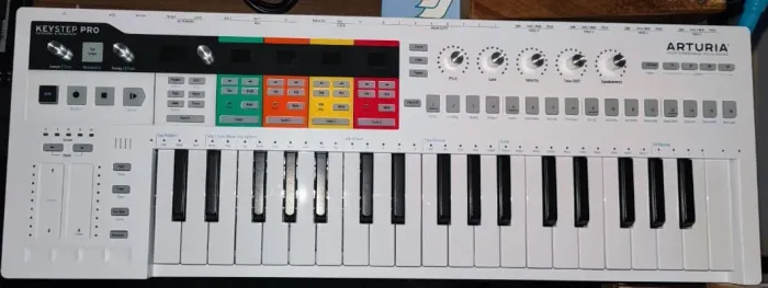 Controlador e Sequenciador Arturia KeyStep Pro (Estado de Novo)