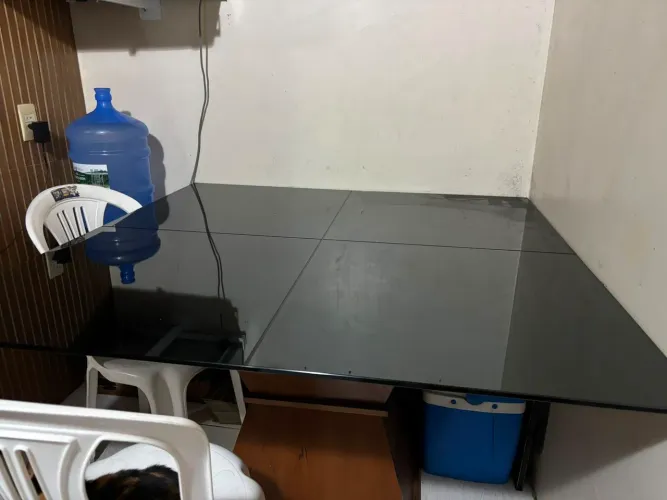 Mesa de vidro de acabamento laqueado 130x 130 com base ampulheta adf