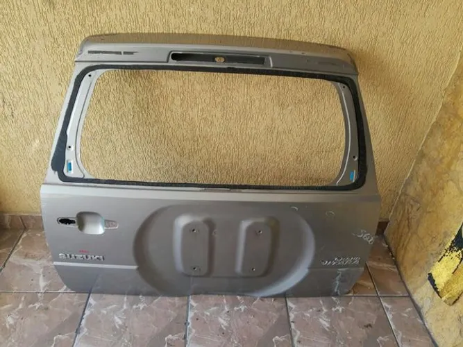 Tampa traseira do Suzuki grand vitara