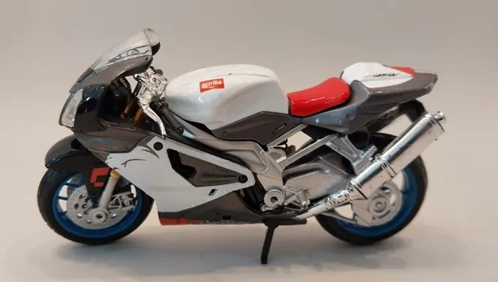 Miniatura Moto Aprilia RSV4 Factory Maisto Metal 1:18 <br>