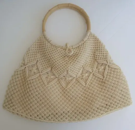 Antiga Bolsa Artesanal em crochê tramada em fina, corda de Nylon na cor creme.