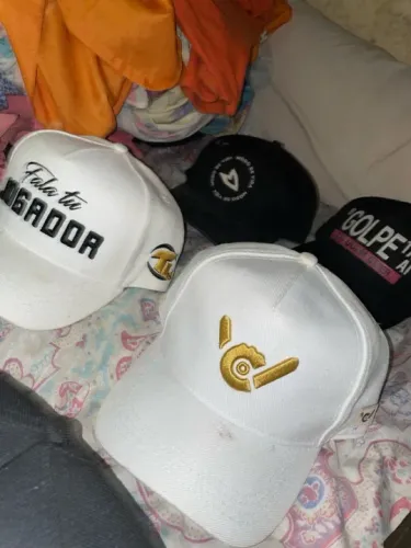BONÉS PRETO E BRANCO 