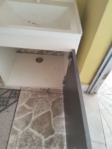 Dois armários de banheiro pequenos