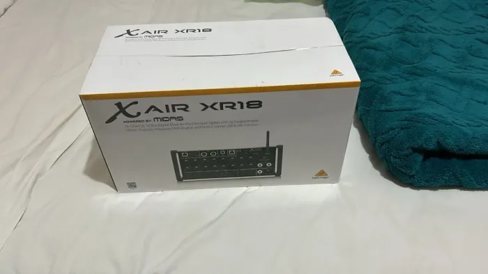 Mesa de Som Behringer X Air XR18 - Nova