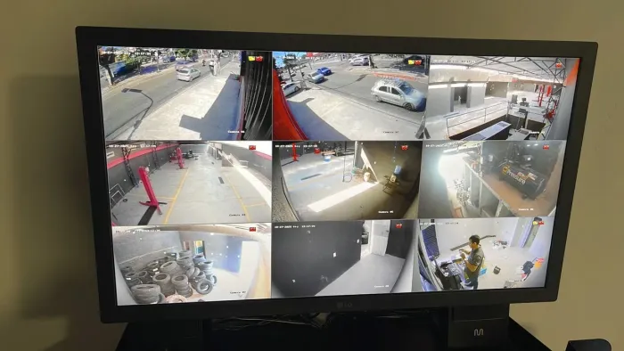 Câmera de segurança e cerca elétrica