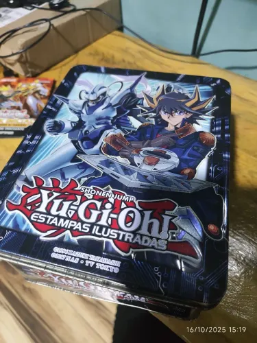 Caixa Yu-Gi-Oh com cartas 