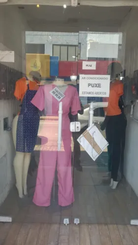 Vitrine Loja completa com aproximadamente 2,80cm x 2,30cm