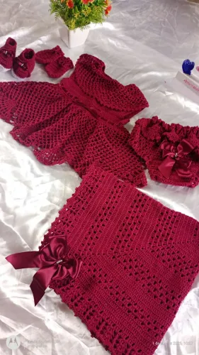 Conjunto de Roupas para Bebê em Crochê