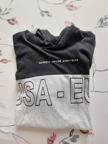 Camiseta com capuz, Masculina Cinza e Preta, Tamanho M.