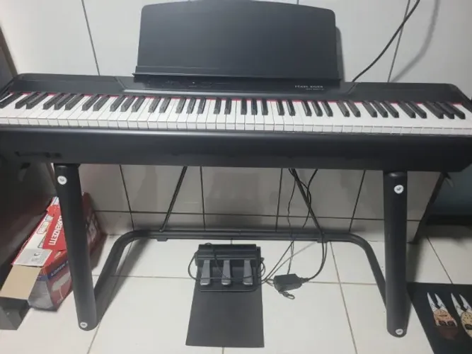 Piano Digital Pearl River P-60 (88 Teclas Pesadas)-Kit Completo c/ Suporte e Pedal Triplo