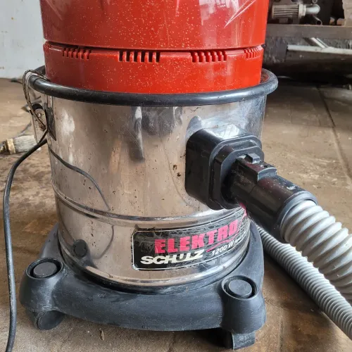 Vende se um aspirador SCHUZ água e pó 5 mais de uso 1200 w 