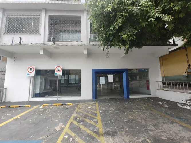 Bem localizado na avenida Leopoldo Peres próximos de bancos e supermercados