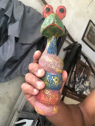 Escultura Artesanal de Animal Colorido