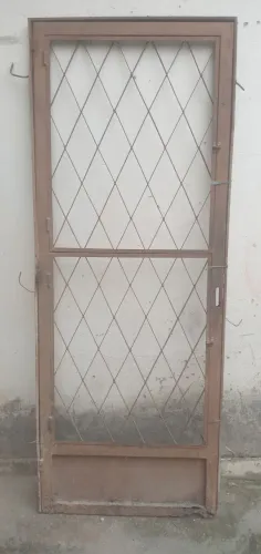 Porta de ferro 2,10 M X 0,80 M, modelo losango.