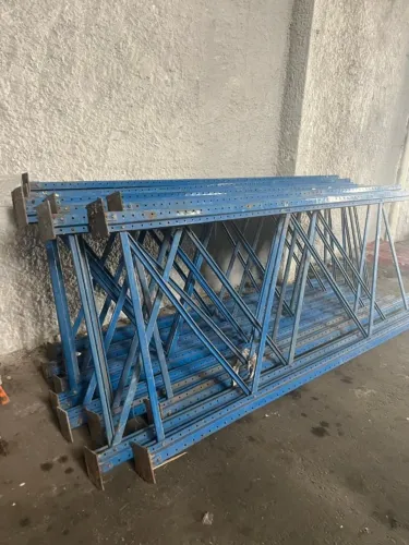Vendo Porta Paletes - 23 Montantes de 3m e 88 longarinas com 2,3m - Retirada em Realengo