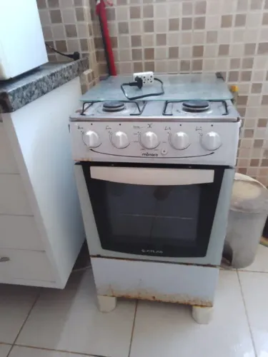 Fogão Atlas usado, funcionando os 4 bicos e o forno.