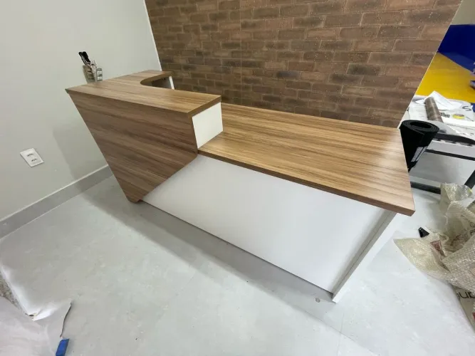 Mesa de atendimento moderna e funcional