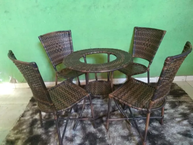 Conjunto de mesa e cadeiras de fibra sintética