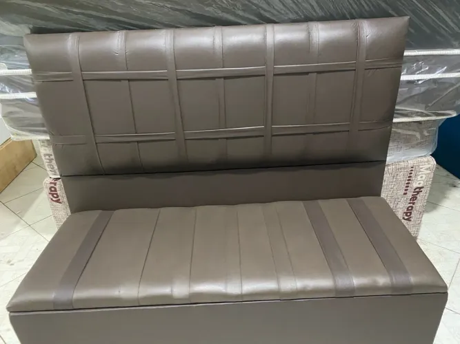 Baú Recamier + Cabeceira Marrom, os dois em Corino