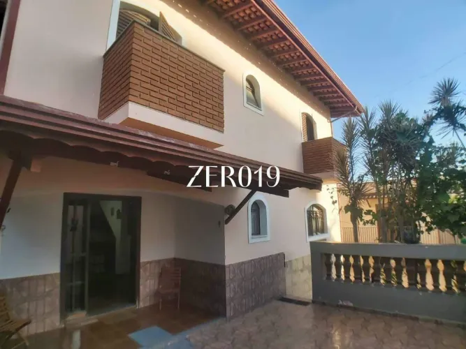 Casa à venda com 296m², com 2 portões de acesso para 7 vagas no Jardim Nova Europa em Camp