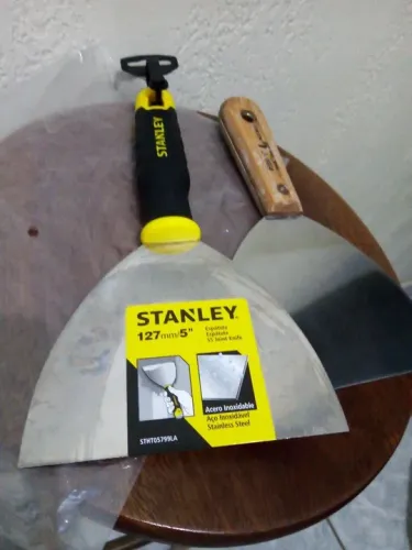 Três espátulas aço inoxidável, Nova e usada, 12cm, 15cm, 25cm