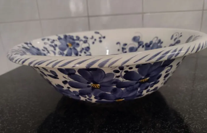 Promoção para retirar hoje linda tigela antiga de cerâmica decorada