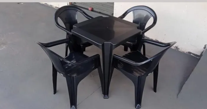 Conjunto de mesa e 4 cadeiras plástica preta! Suporta 154 Kg. E 6 anos de garantia