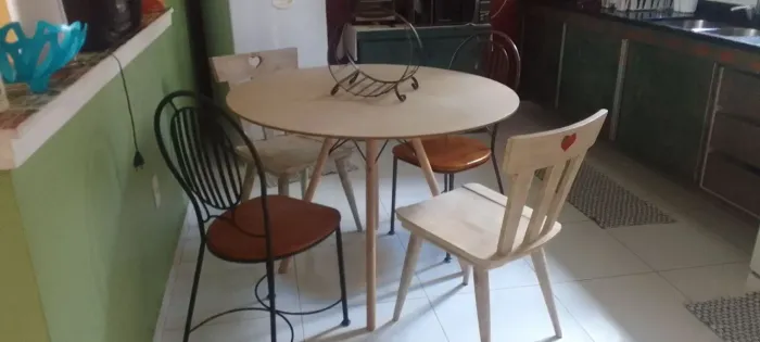 Jogo mesa com cadeiras conservado