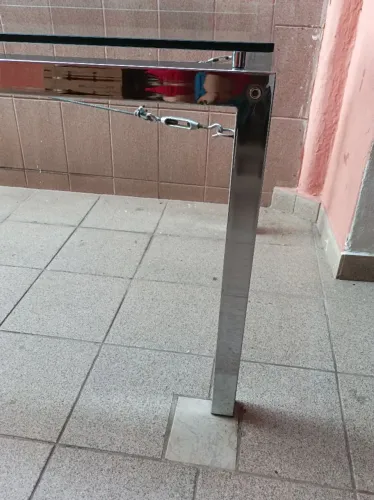 Vendo mesa aço inox com vidro 10mm 2mts x 1mt sem cadeiras tudo perfeito. $450,000