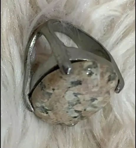 Vende-se Anel aro 18 com pedra natural Jaspe Marrom malhado. R$ 20,00