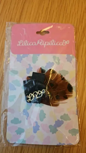 Presilha de cabelo com pena Lilica Ripilica (SEM USO)
