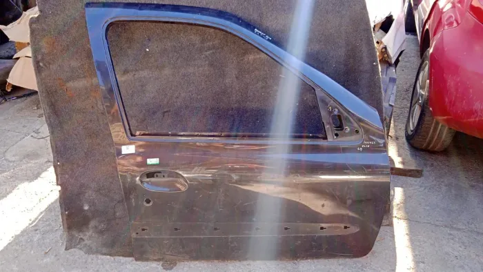 Porta dianteira direita Renault Clio 4 portas 2002