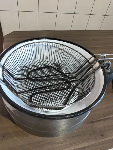Vendo Fritadeira elétrica em bom estado.Perfeita para fritar pasteis