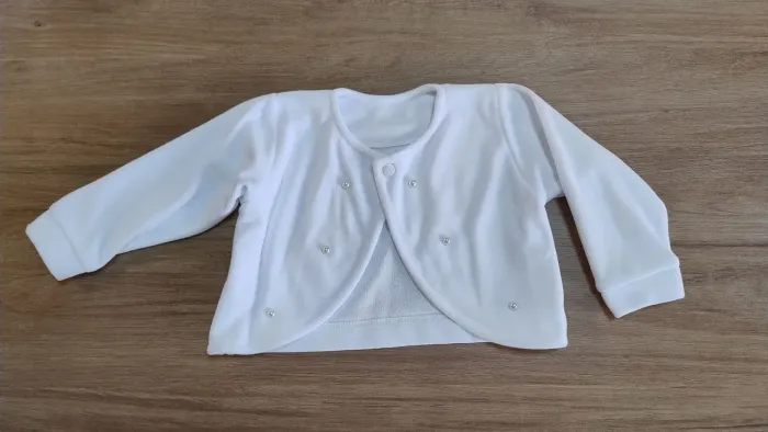 Casaquinho para batizado macio e com pérolas