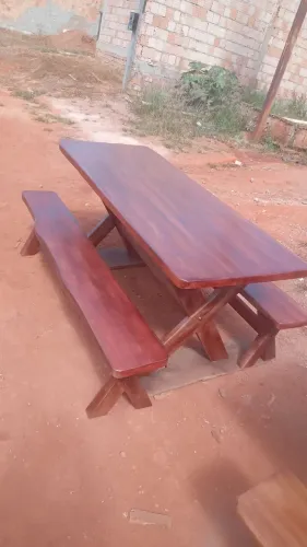 Conjunto de mesa e bancos de madeira rústica