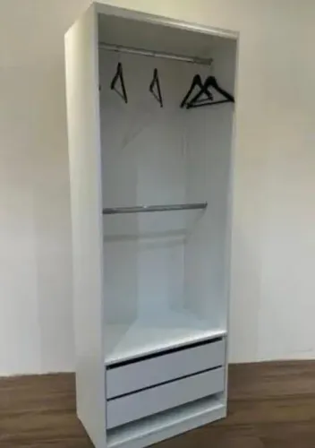 Closet Branco com Gavetas - Organização e Estilo