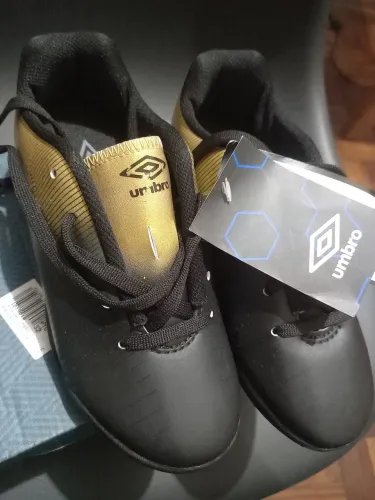 Chuteira Umbro - Tamanho 32. Preta e dourado