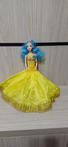 Boneca com vestido amarelo e cabelo azul