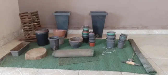 Vasos de plantas de plásticos de vários tamanho, grama sintética  