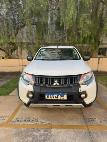 Caminhonete triton L200 mecânica  muito nova