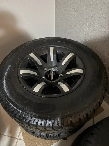 Jogo de rodas aro 16 5x139 com pneus A/T - servem F-1000 / F-100