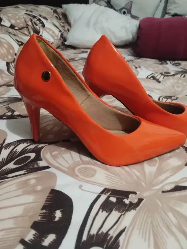 Scarpin laranja verniz