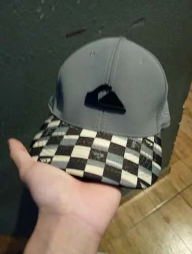 Boné Quiksilver letreiro preto e branco 